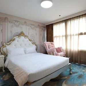 Theme room